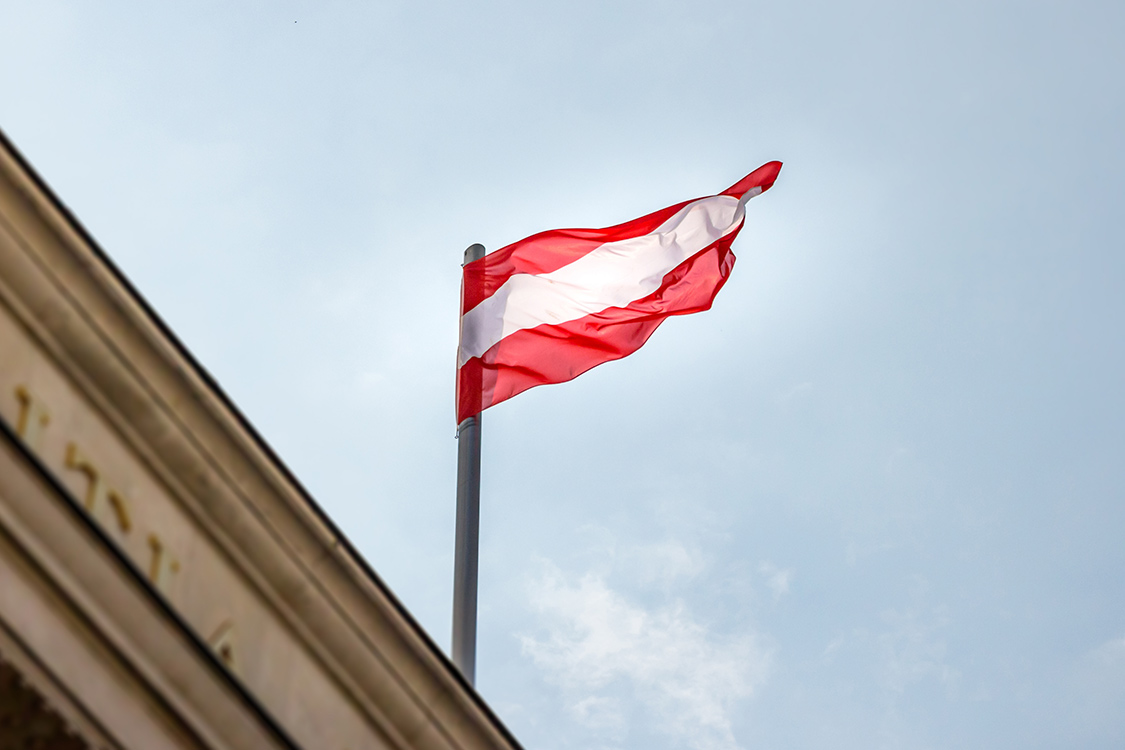 Flagge von Österreich am Fahnenmaskt