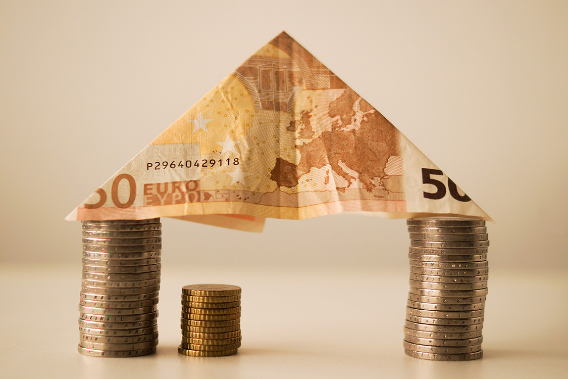 Haus aus Münzen und einem 50 Euro schein