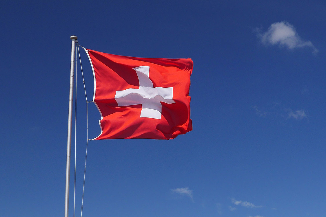 Schweizer Flagge am Fahnenmaskt