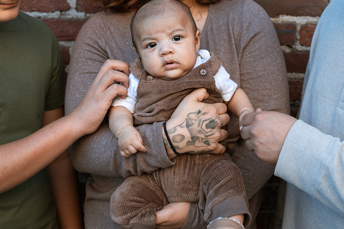 Eltern mit Baby auf dem Arm
