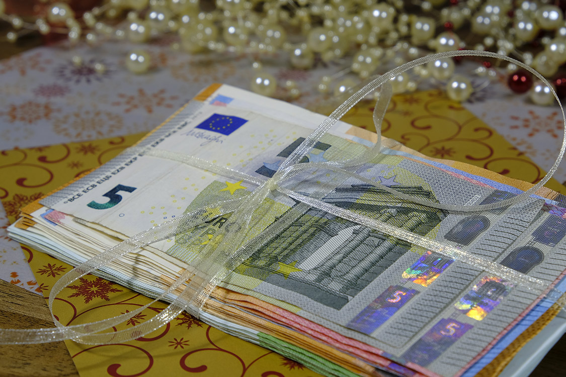 stapel Geld gebündelt als Geschenk
