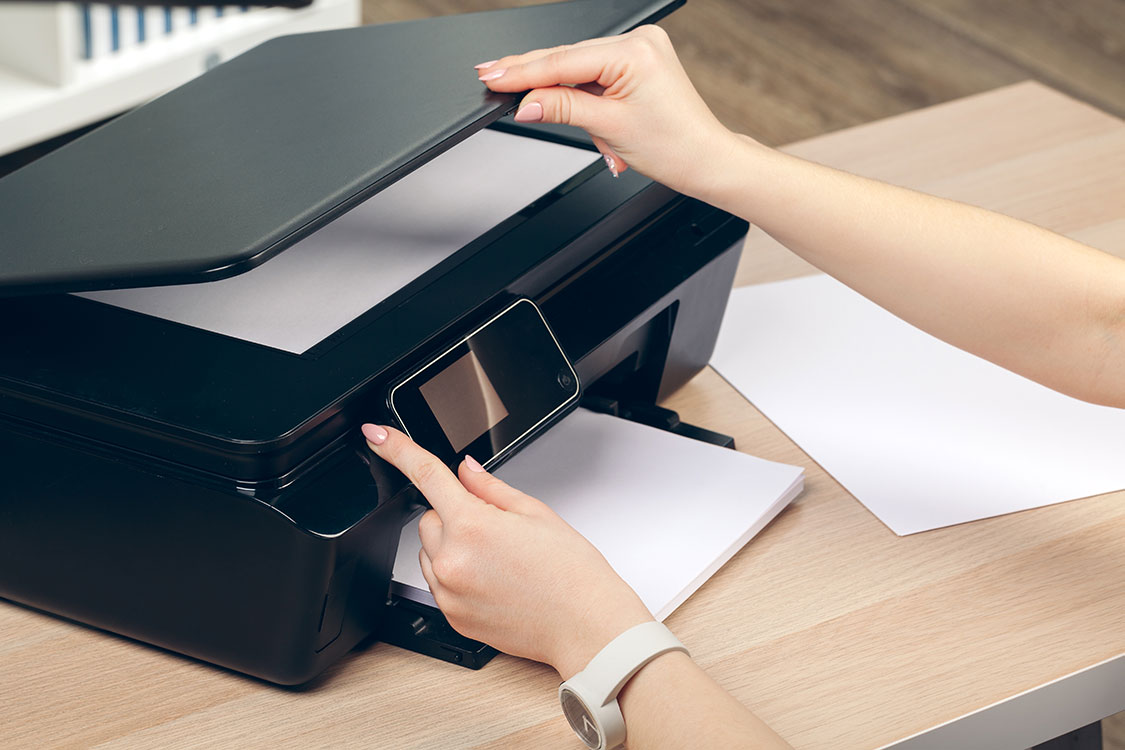Frau bedient einen Drucker