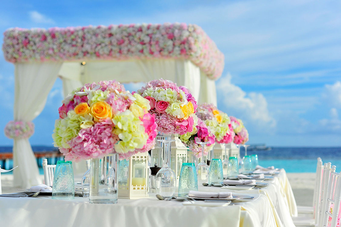 Hochzeit am Traumstrand mit schönen Blumen als Deko