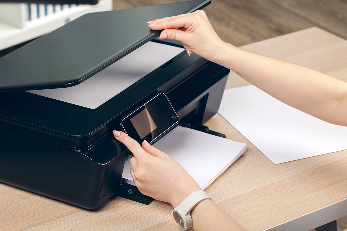 Frau bedient einen Drucker
