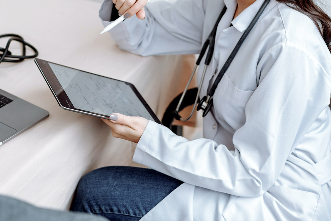 Ärztin die Patienten berät