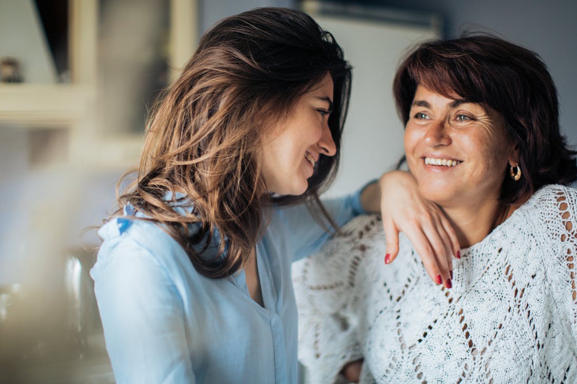 zwei Frauen die sich anlächeln