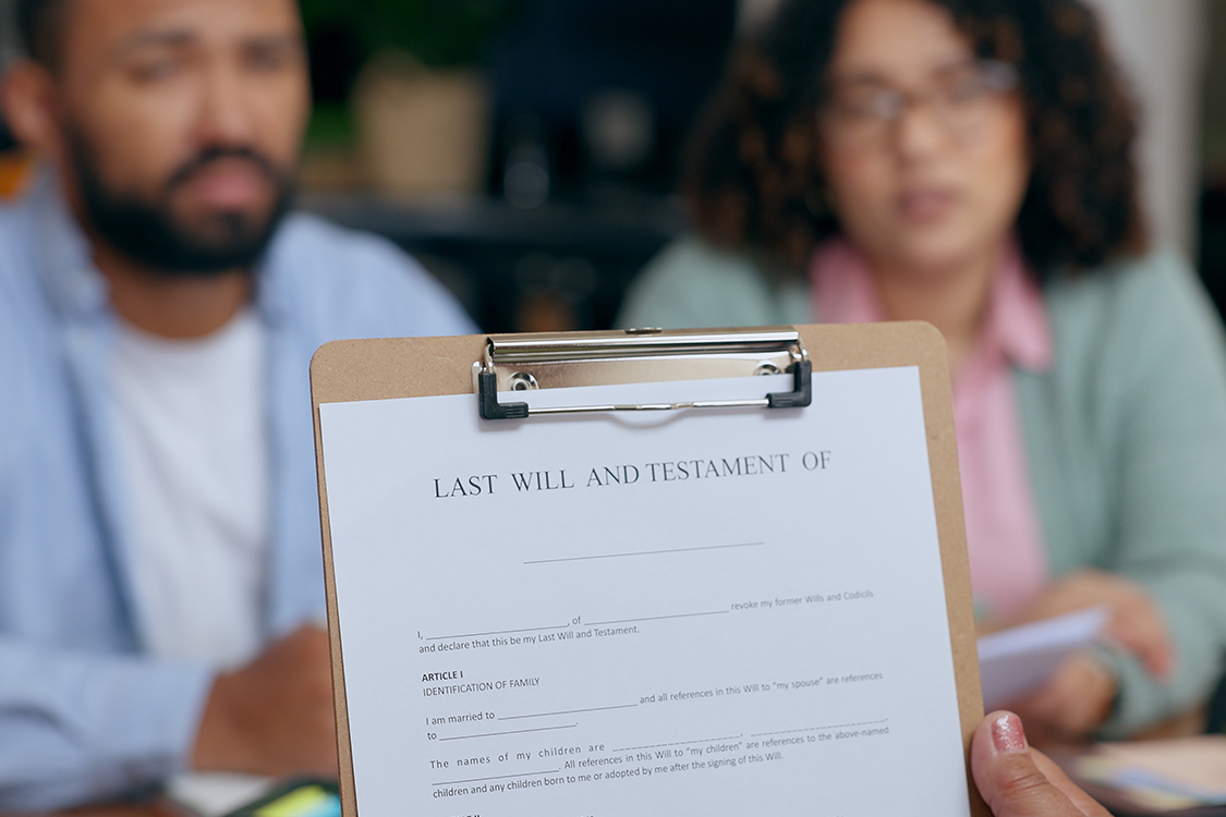 rechtanwalt mit Mandaten die das Testament handgeschrieben ausgefüllt haben
