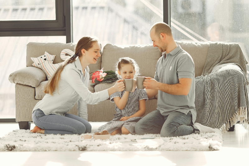 Eltern die Minderjährige in die Familiengeselschaft einbinden