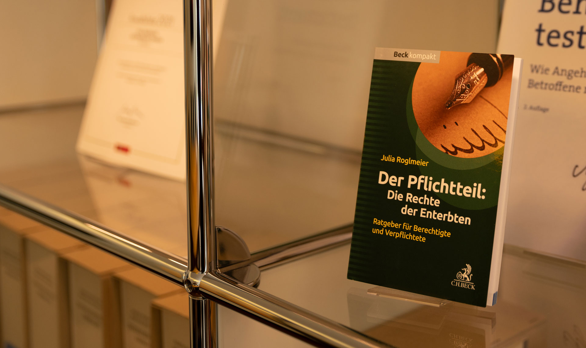 vitrine mit Buch von der RPE Kanzlei Der Pflichtteil
